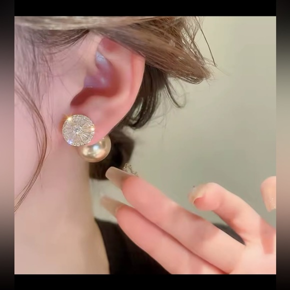 Gorgeous light brown pearl back swarovski elements stud earrings - Picture 2 of 12